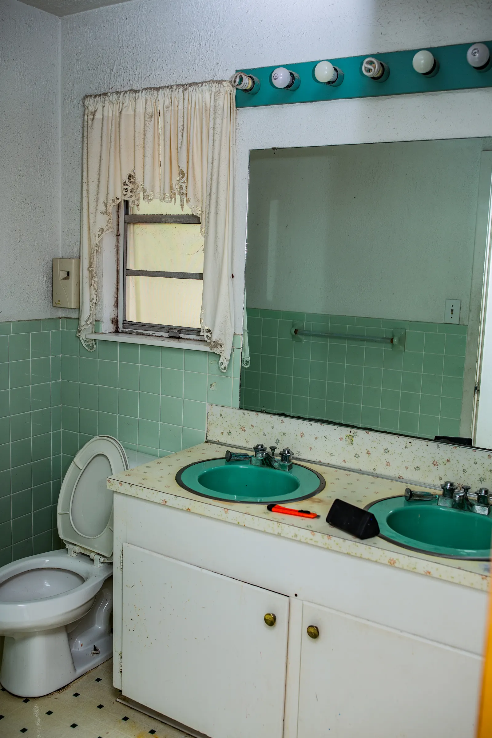 Manor Place Guest Bathroom before